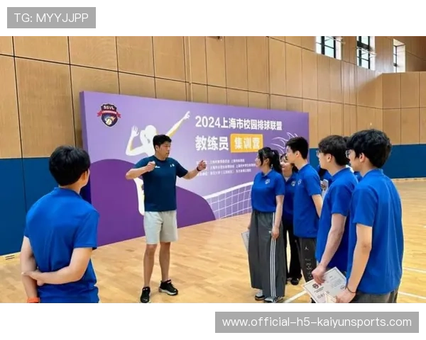 球星与教练深夜讨论阵型，拍到会议激烈讨论片段