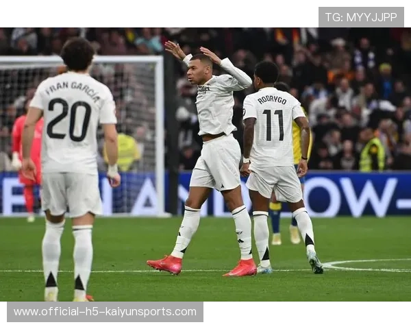 姆巴佩倒挂金钩惊艳伯纳乌