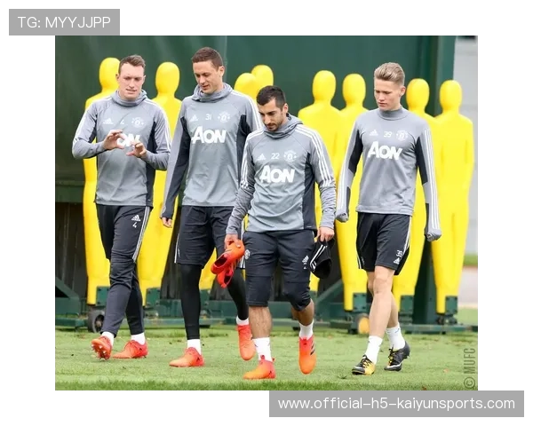 曼联备战热刺,争四之路充满挑战